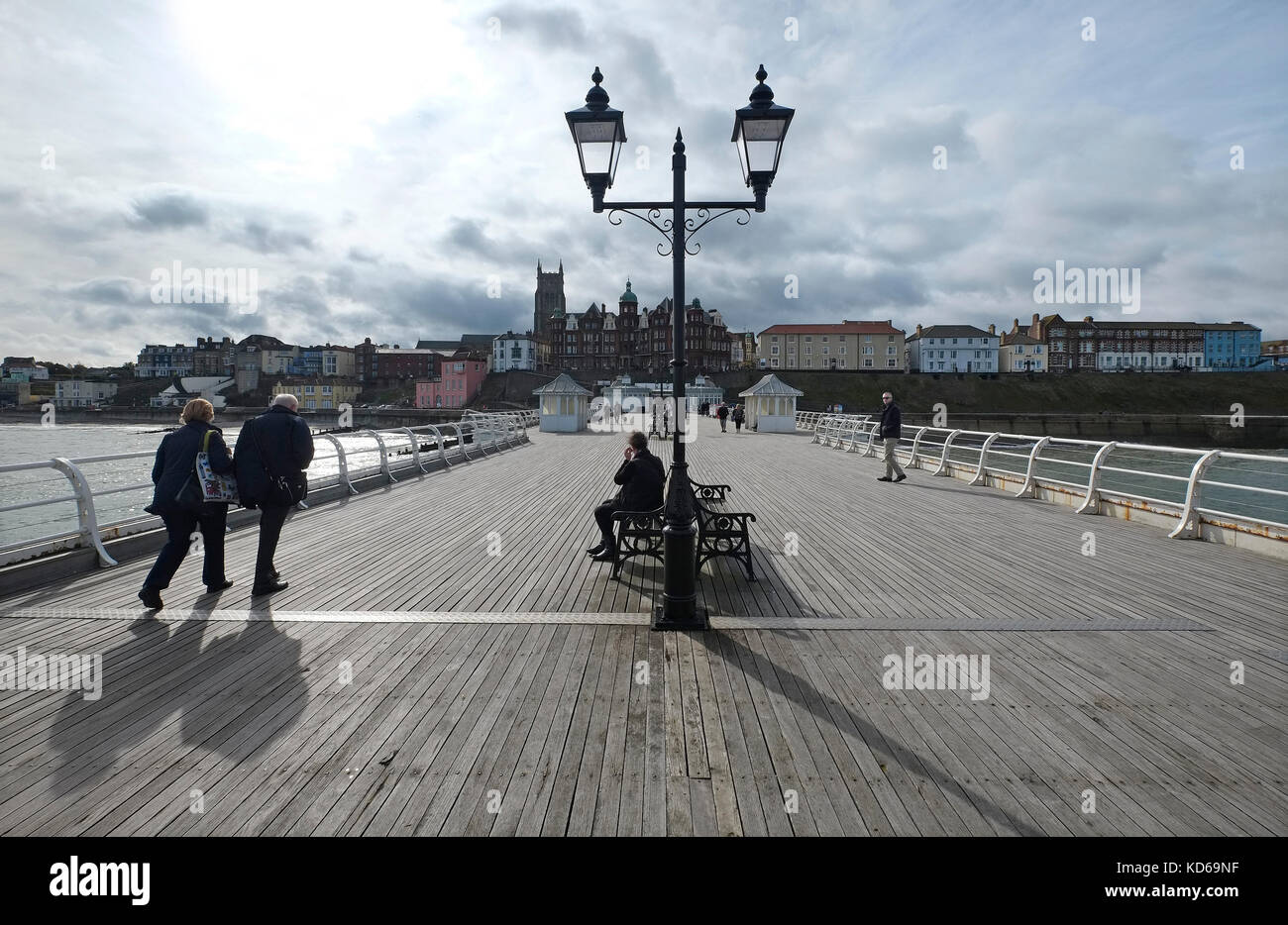 La gente caminando en cromer pier, North Norfolk, Inglaterra Foto de stock