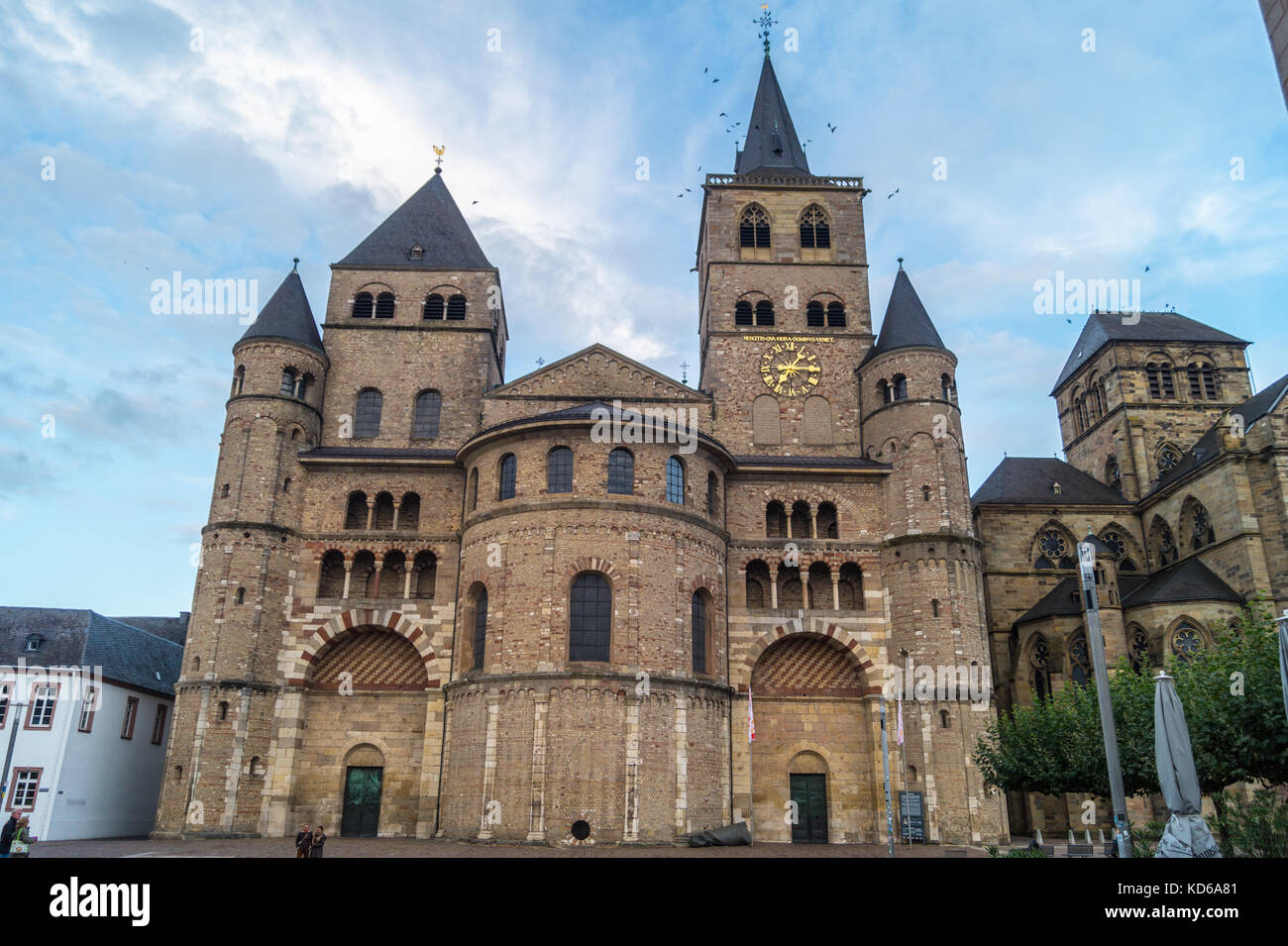 Liebfrauenkirche, iglesia de Nuestra Señora, y Trierer Dom, Catedral  Románica de San Pedro, Domplatz, Trier, Renania-Palatinado, Alemania  Fotografía de stock - Alamy