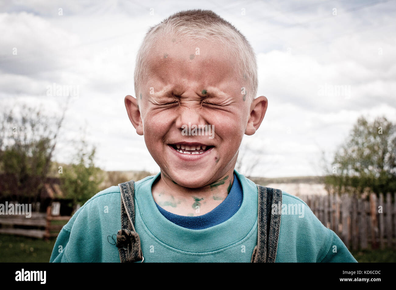 Ivaka, russie - mai 22 : portrait d'un jeune russe fermant les yeux du  village d'ivaka qui est aussi le lieu connu sous le nom de varikyno dans le  rom Fotografía de