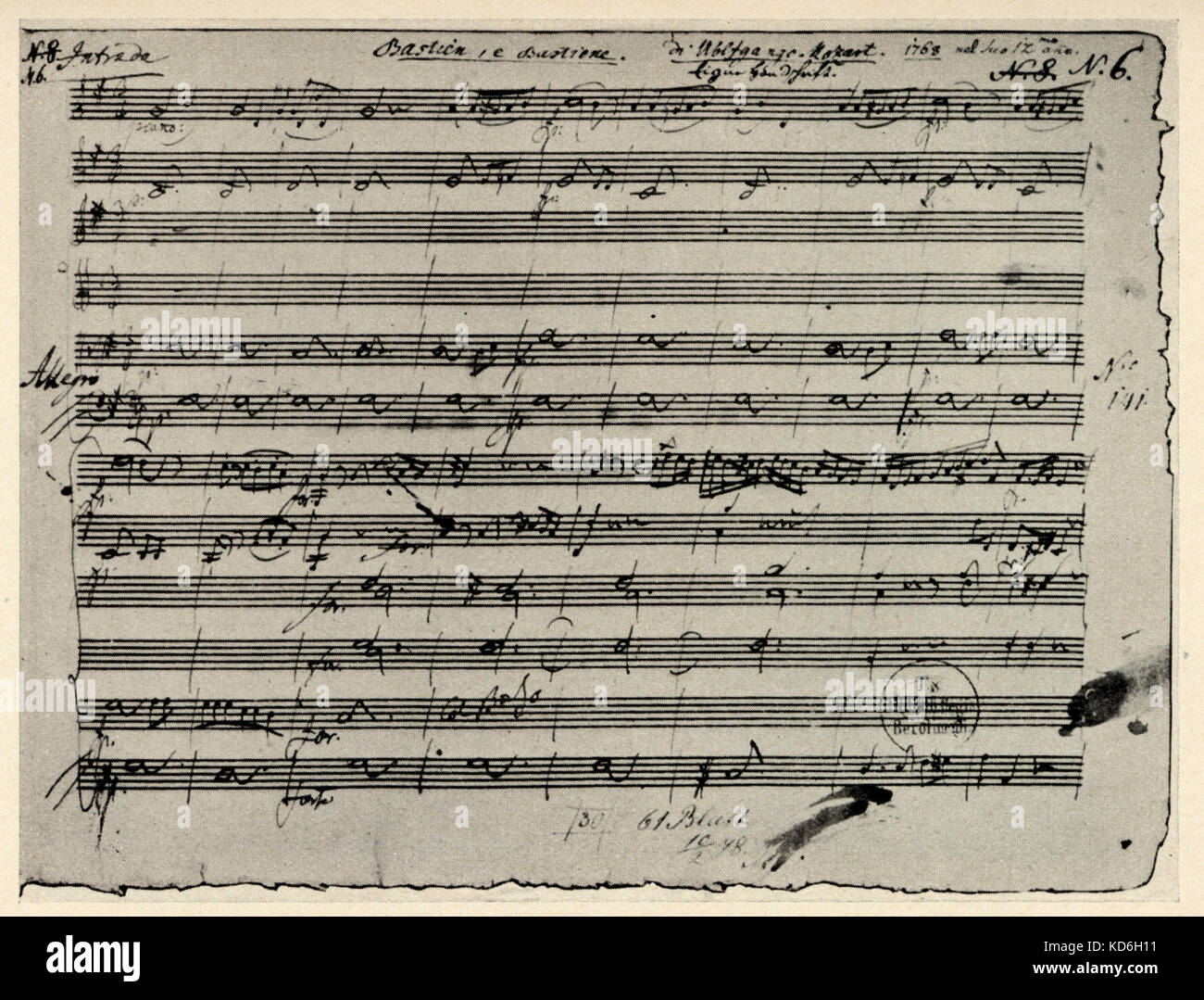 Manuscrito manuscrito de Mozart Bastien y Bastienne. Esta es la primera página escrita cuando tenía 12 años. Wolfgang Amadeus Mozart compositor austríaco,1756-1791 Foto de stock