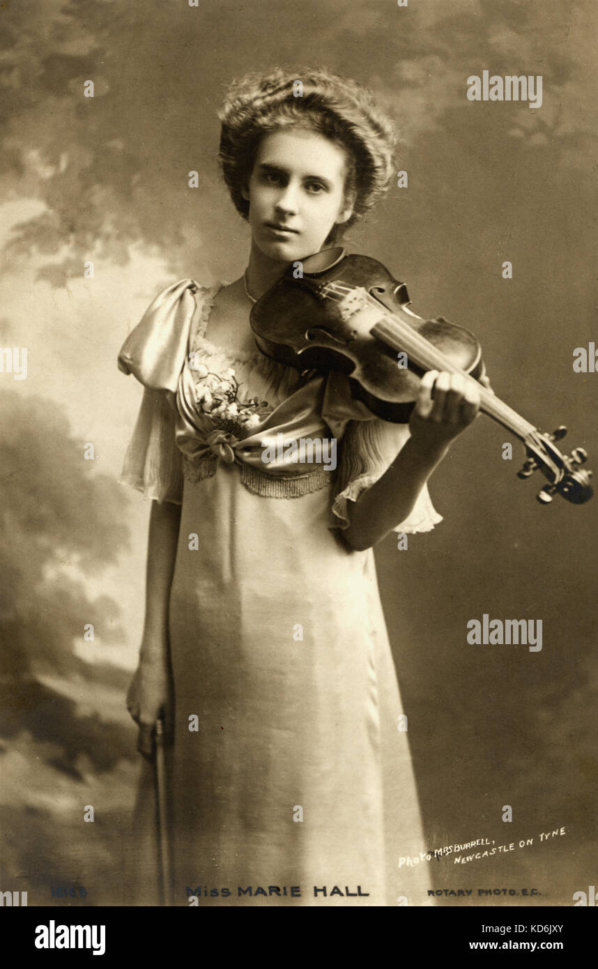 Marie Hall sosteniendo el violín y el arco. Violinista inglés, 1884