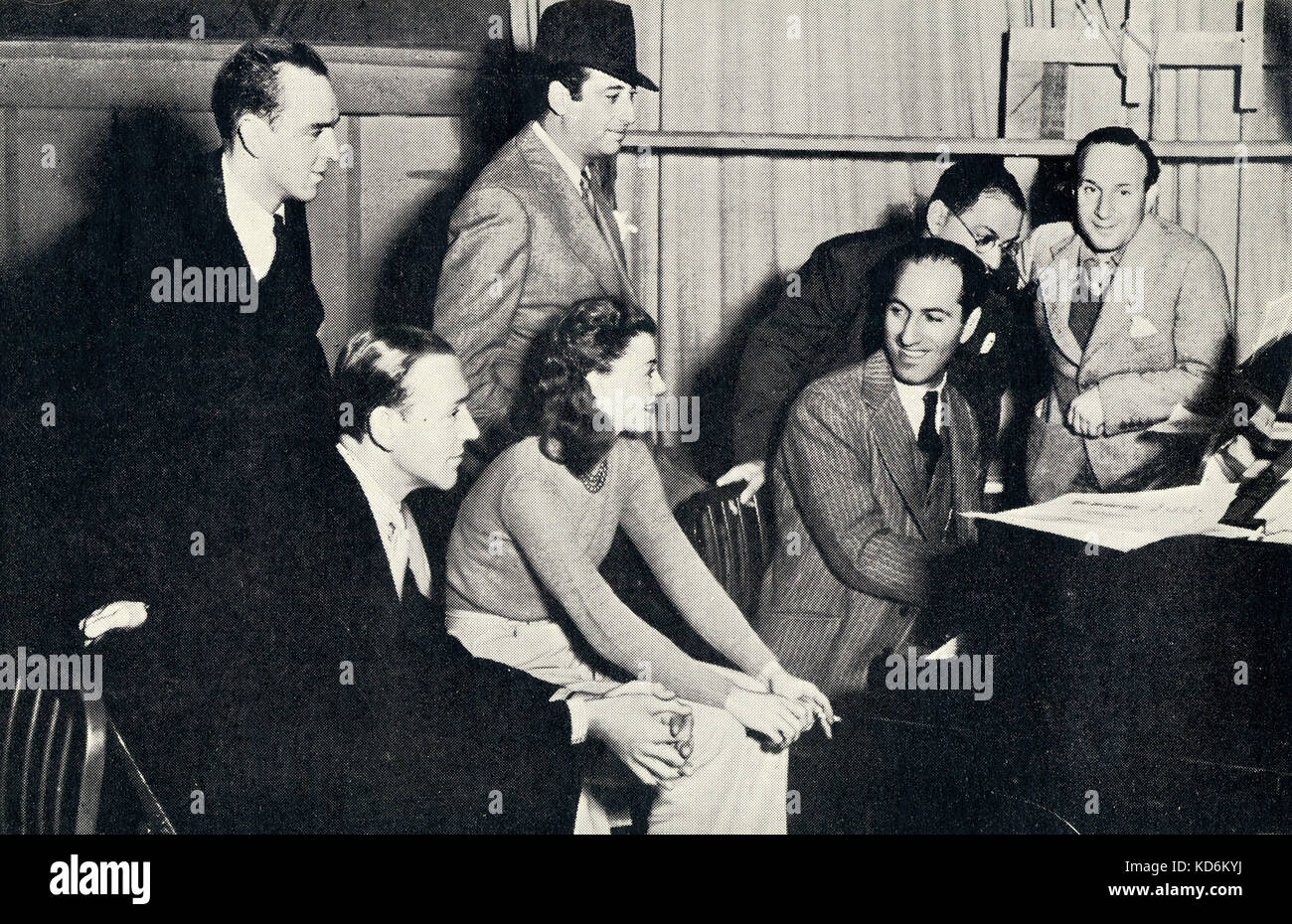 George Gershwin con Fred Astaire y Ginger Rogers (sentados). El compositor en el piano su partitura para Vamos a bailar? También Nathaniel Shilkret (extrema derecha). Pianista y compositor norteamericano, 1898-1937. Foto por RKO Radio Pictures, Inc. Foto de stock
