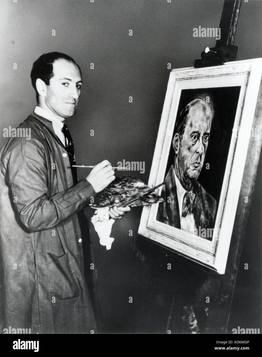 GERSHWIN, George - pintando un retrato de Arnold Schoenberg (diciembre de 1936). Pianista y compositor norteamericano (1898-1937) Foto de stock