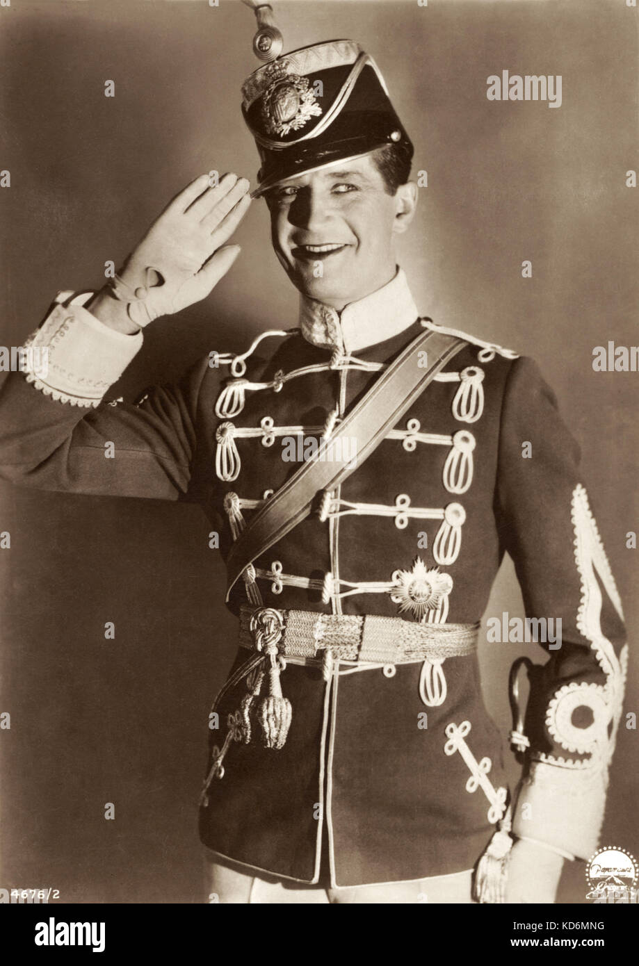 Maurice Chevalier, retrato saludando en uniforme. Humorista francés, cantante, actor, compositor, autor. 12 de septiembre de 1888 - 1 de enero de 1972 Foto de stock