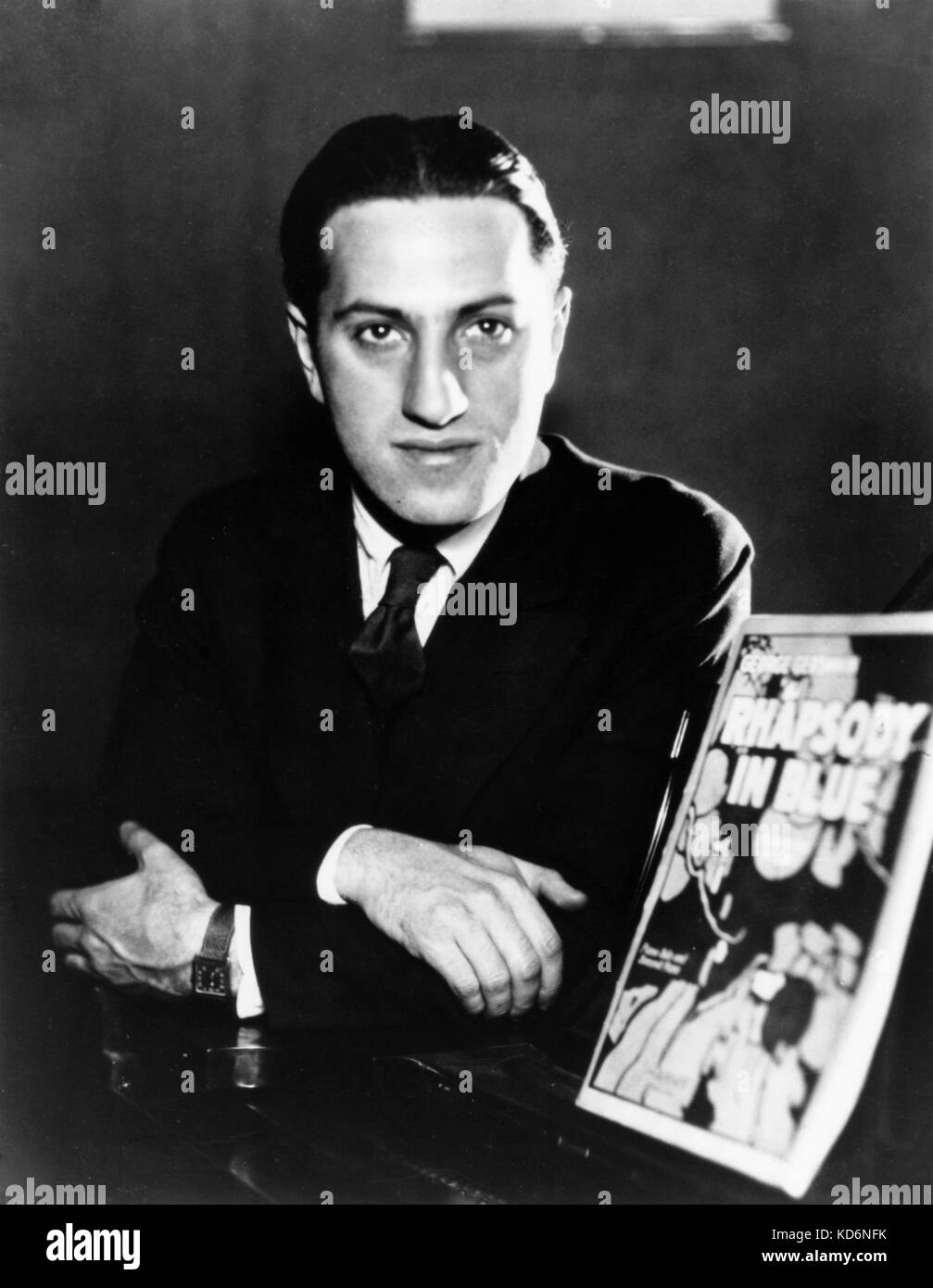George Gershwin - Retrato . junto a la puntuación de cubierta de Rhapsody in blue. El compositor y pianista estadounidense el 26 de septiembre de 1898 - 11 de julio de 1937 Foto de stock