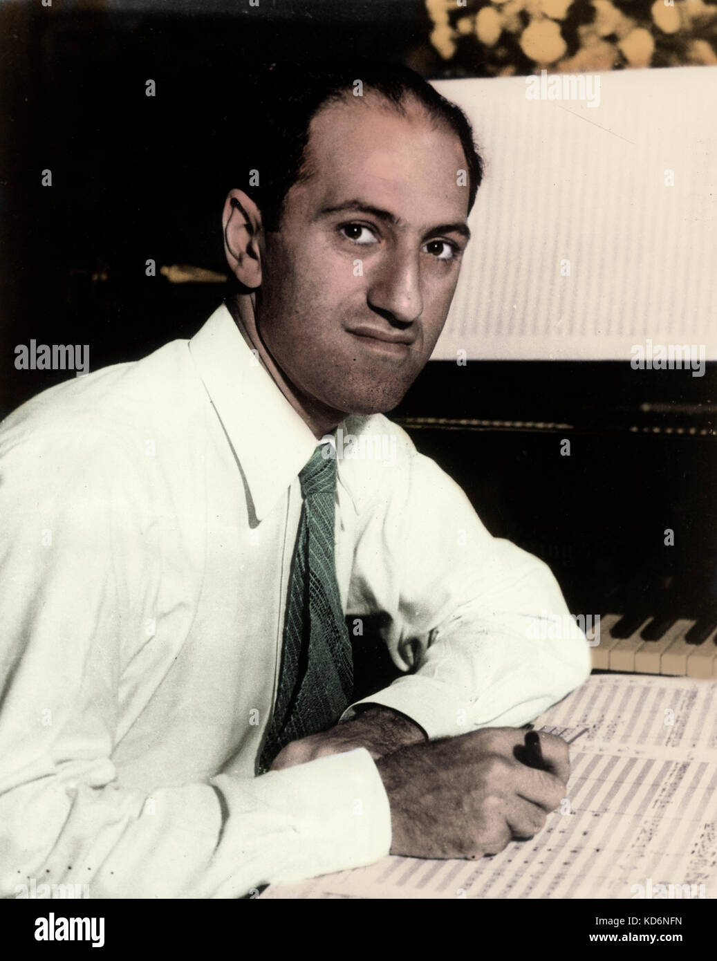 George Gershwin - retrato trabajando en Abrir página de la partitura. Pianista y compositor norteamericano, el 26 de septiembre de 1898 - 11 de julio de 1937 Foto de stock