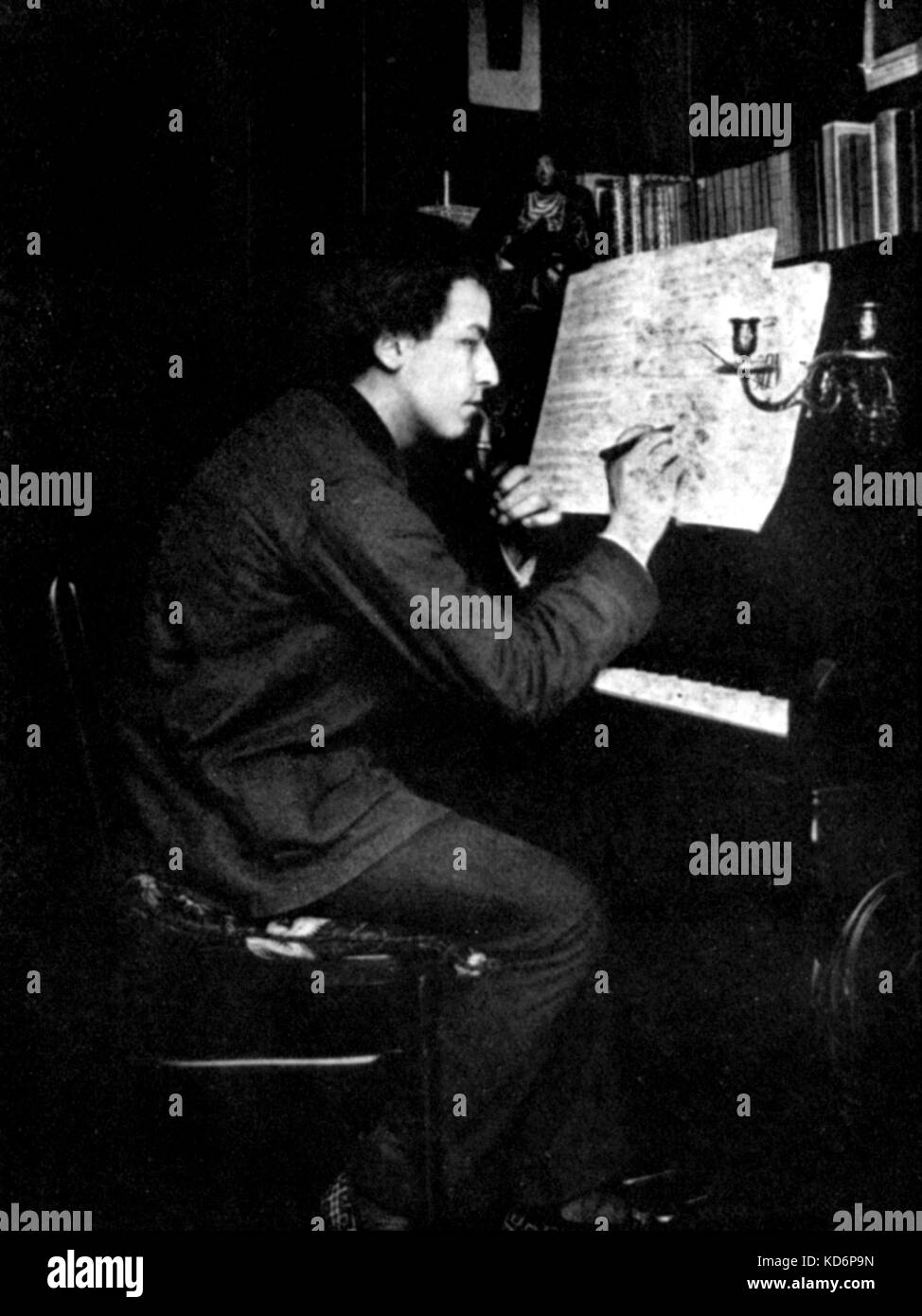 Arthur Honegger - retrato del francés nació el compositor suizo como un hombre joven en un piano, 1916. Su firma es debajo de la fotografía. 10 de marzo de 1892 - 27 de noviembre de 1955. Foto de stock