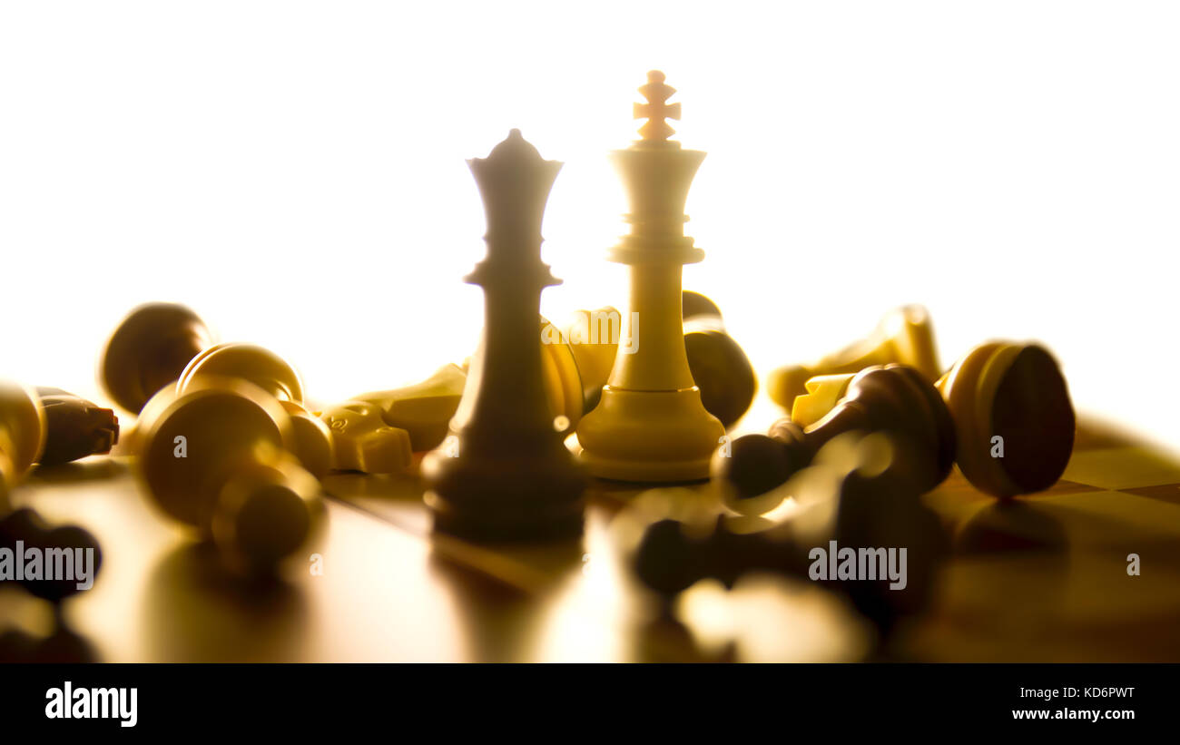 Un arte abstracto que muestra la destrucción de dos piezas de ajedrez. Originalmente visto como el camino destructivo de una relación. Foto de stock