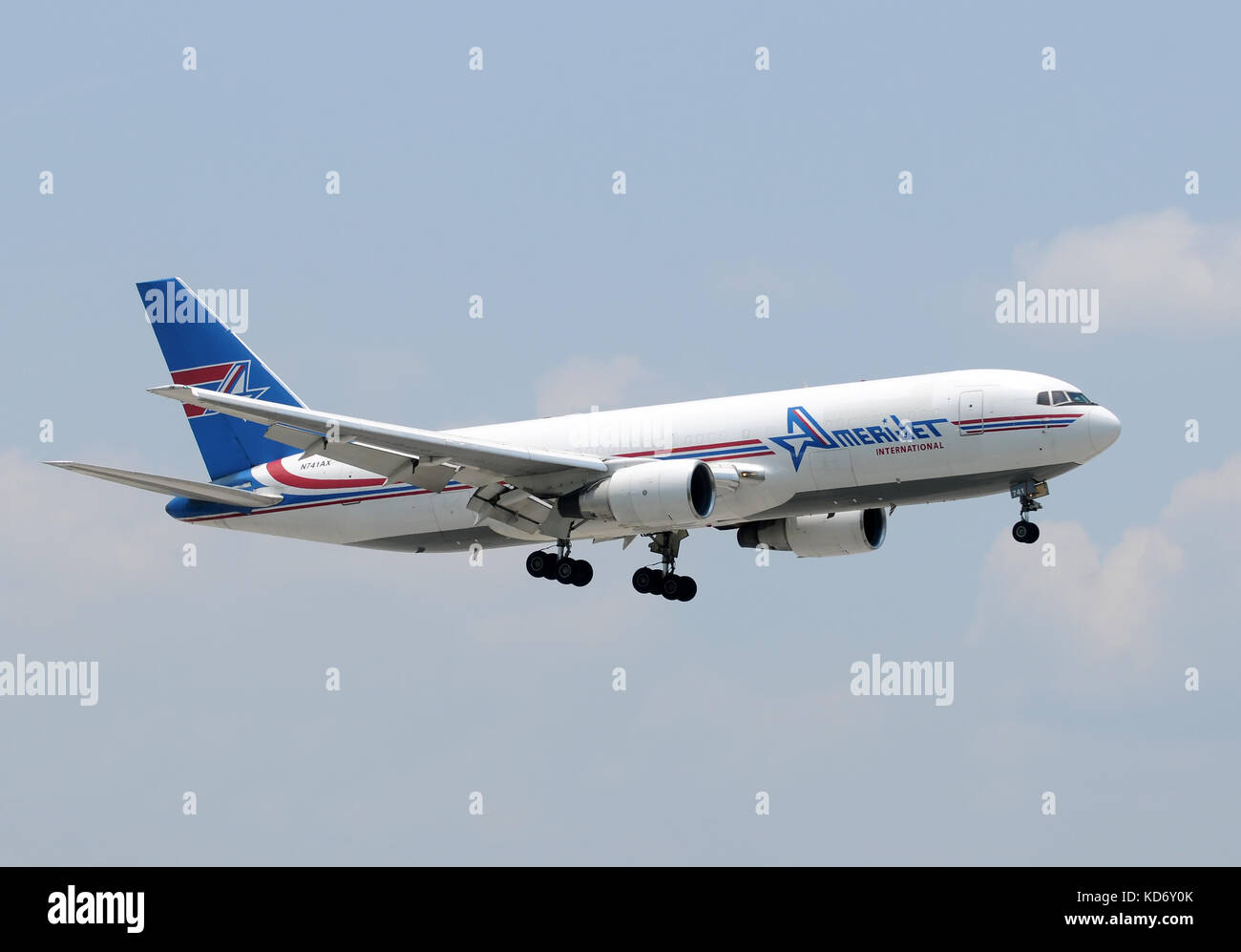 Miami, USA - 14 de mayo de 2011: Avión de carga amerijet aterrizar en miami international. amerijet conecta miami con América del sur y central con el diario Foto de stock