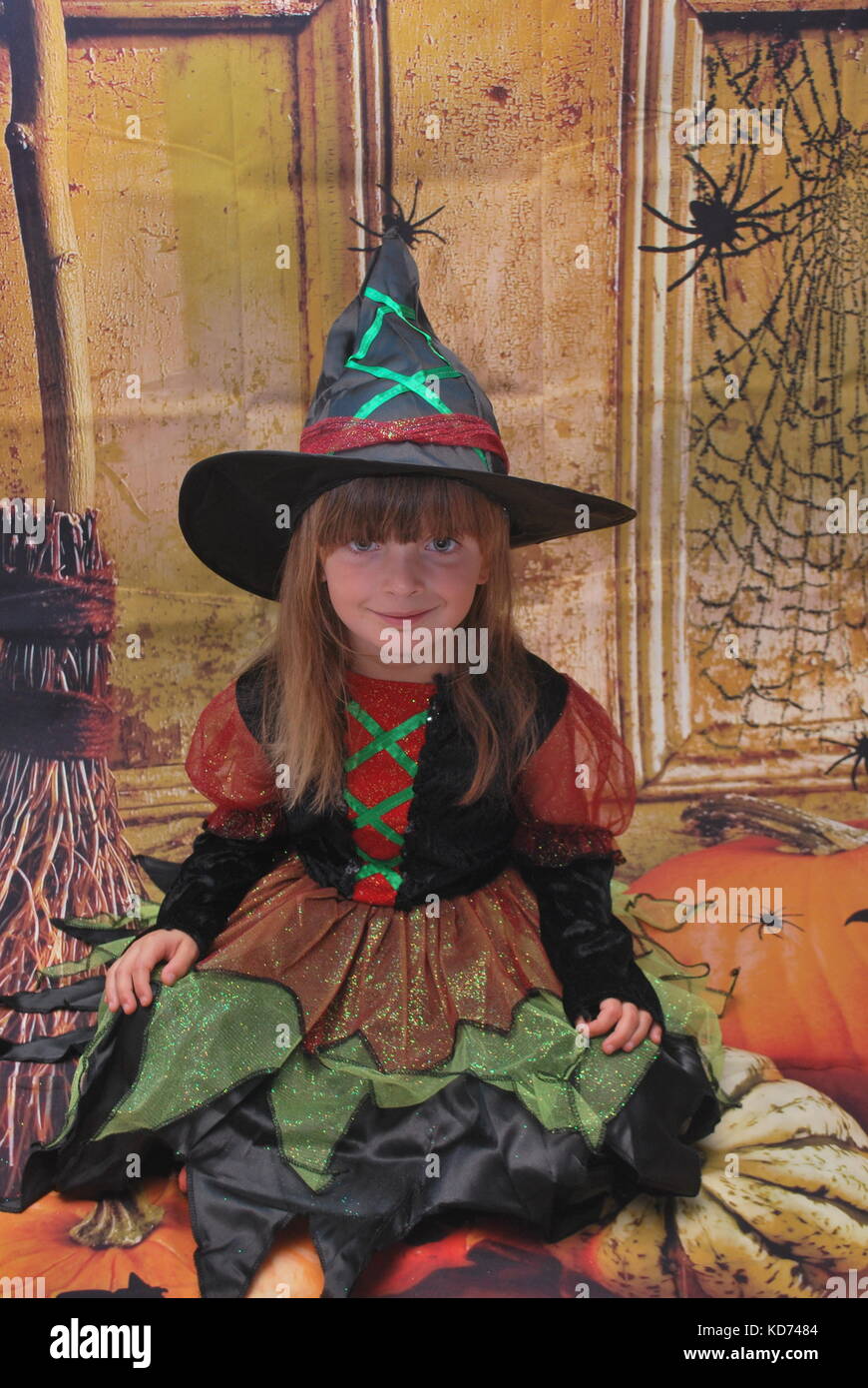 Niña vistiendo un traje de bruja, que está muy entusiasmado para halloween Foto de stock