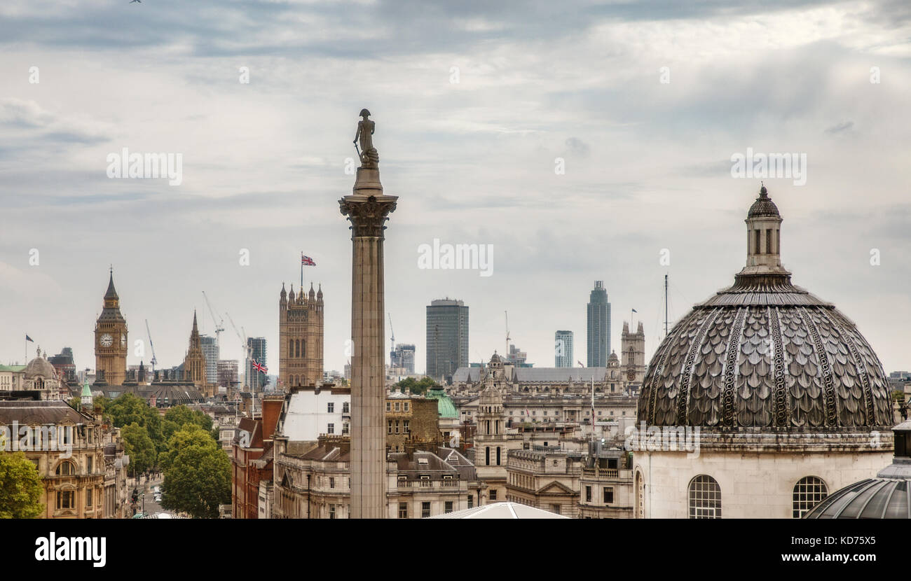 Nelsons Column en Trafalgar Square, Las Casas del Parlamento y la cúpula de la Galería Nacional de Londres, Gran Bretaña. Foto de stock