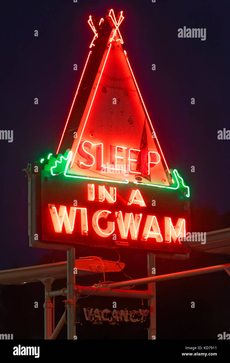 Cave city, ky/USA - Julio 25, 2015: el sueño en un wigwam cartel de neón en la noche del 25 de julio de 2017 en la ciudad de Cave, Kentucky. Foto de stock