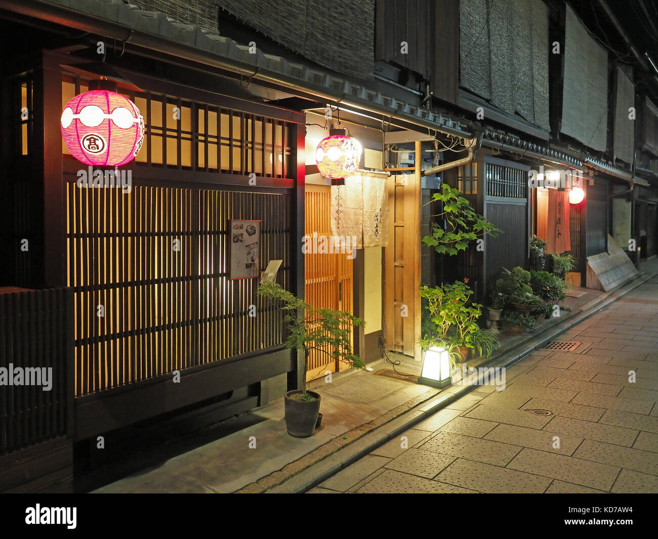 Vista de la entrada a un restaurante tradicional japonés en la noche en el distrito Gion de Kyoto, Japón Foto de stock