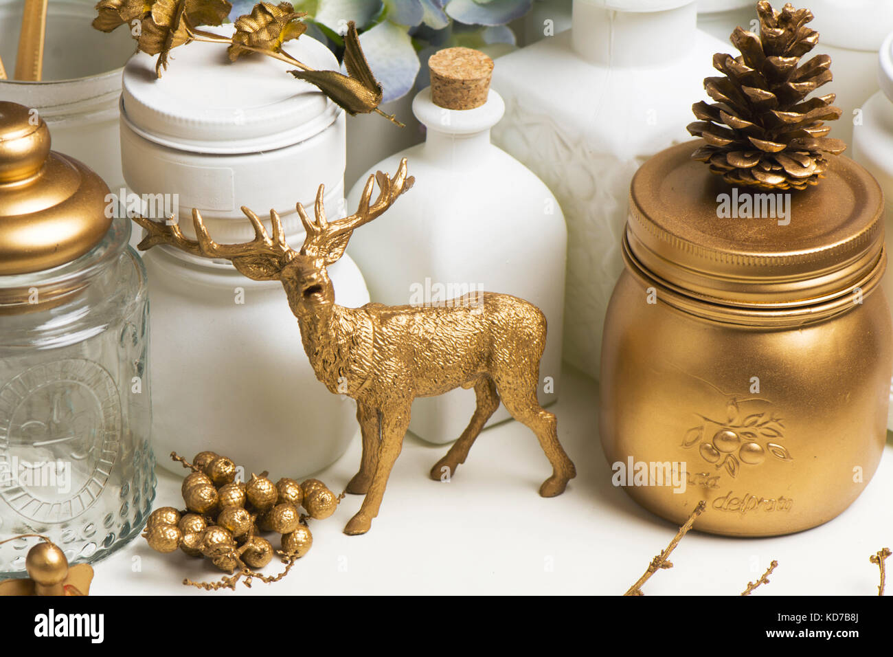 Decoración de Navidad en colores blanco y dorado Fotografía de stock - Alamy