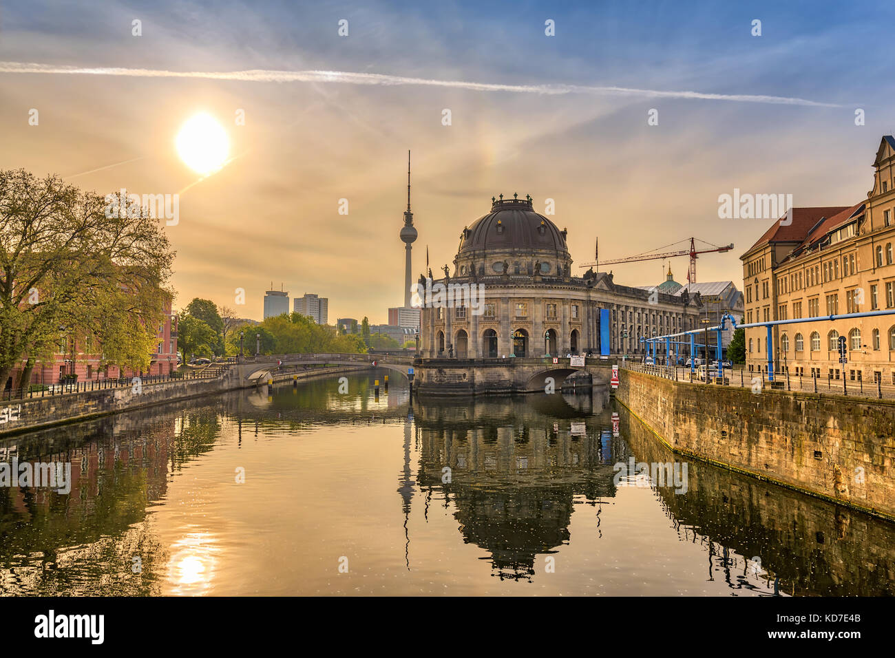 Amanecer el horizonte de la ciudad de Berlín, en la isla de los museos y la berlina torre de televisión, Berlín, Alemania Foto de stock