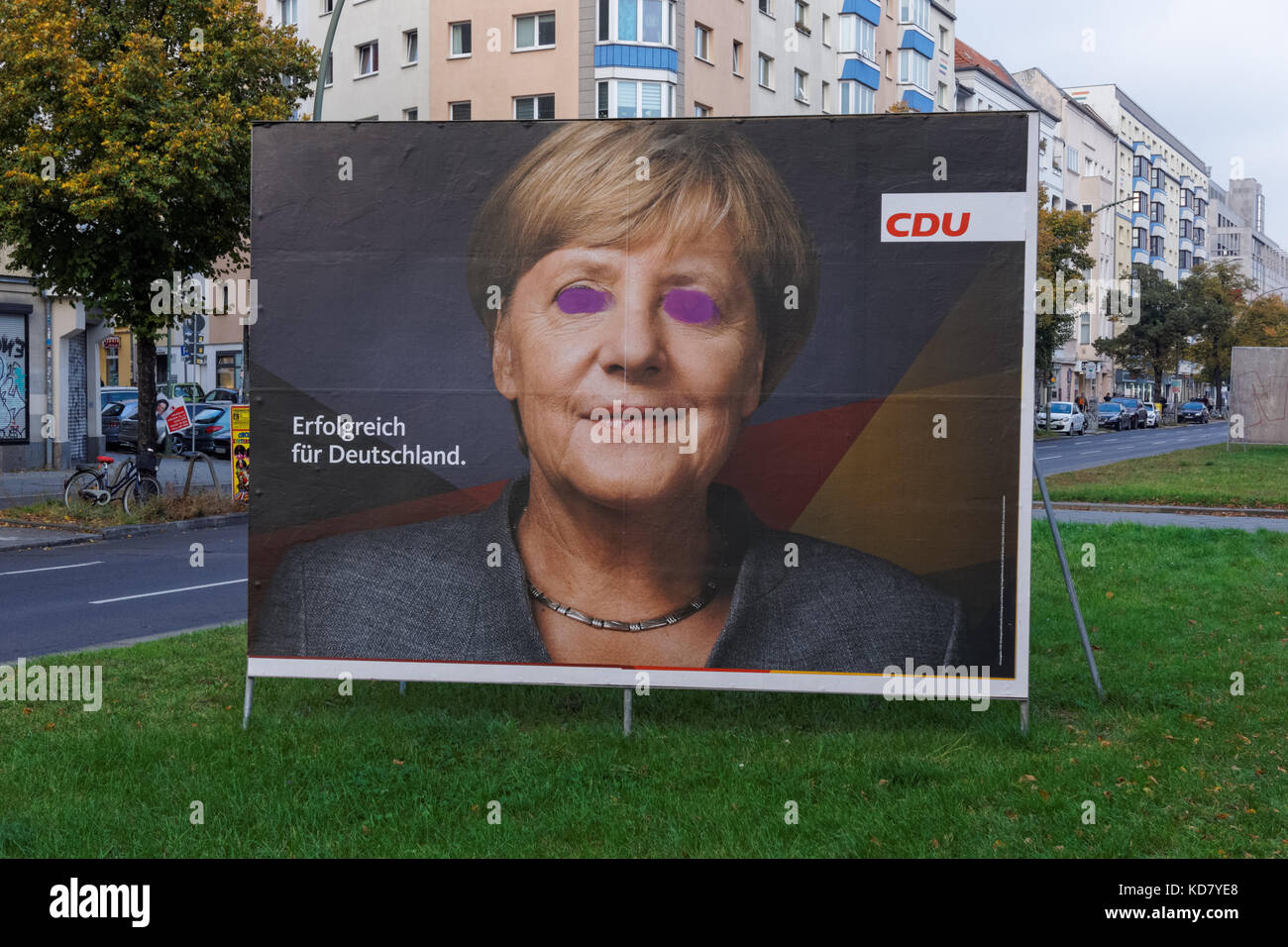 Destrozado poster de la Canciller alemana Angela Merkel para las elecciones generales en Alemania 2017 en una calle de Berlín, Alemania Foto de stock
