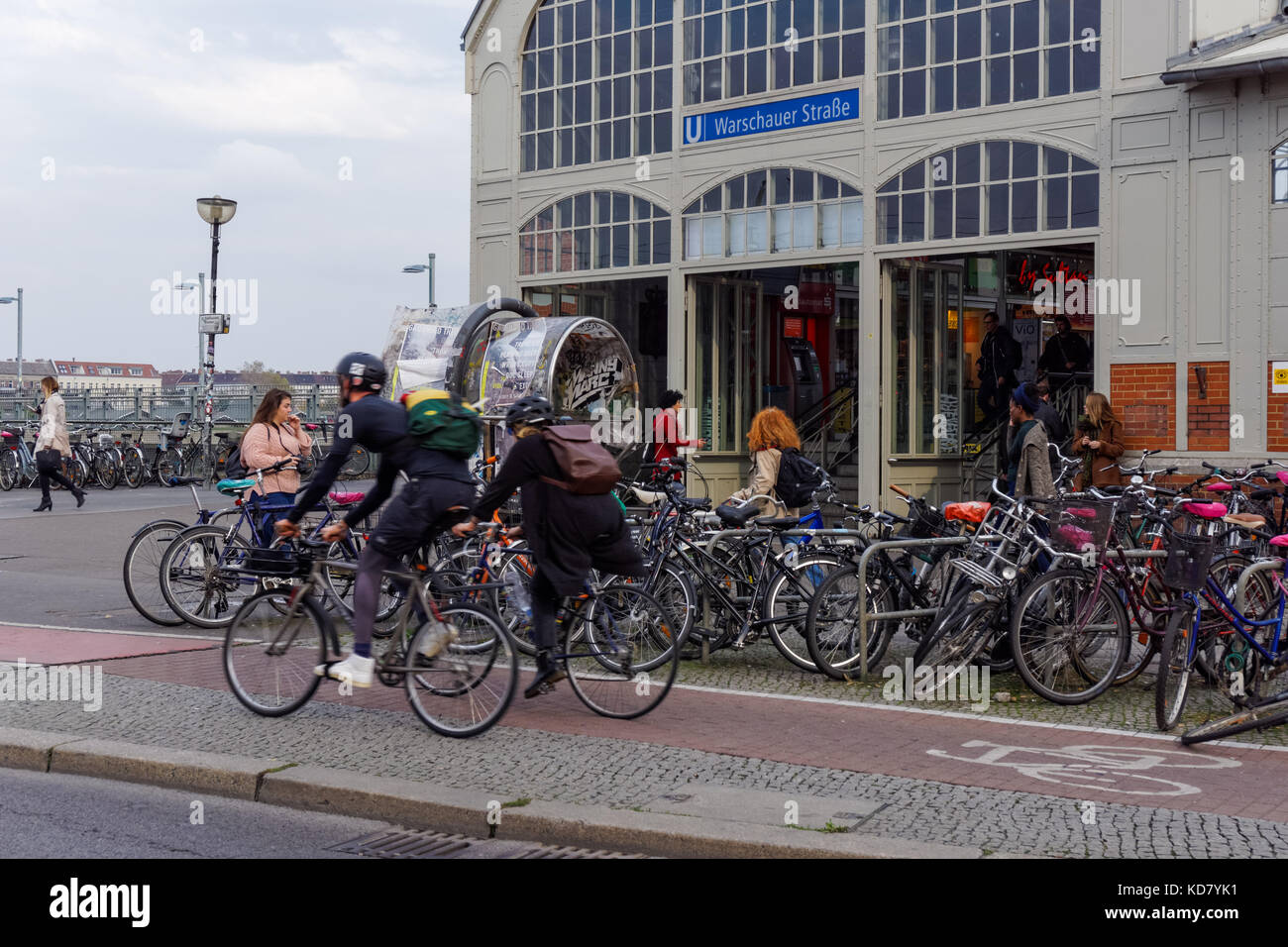 Los ciclistas en frente de la estación de Warschauer Strasse en Berlín, Alemania Foto de stock