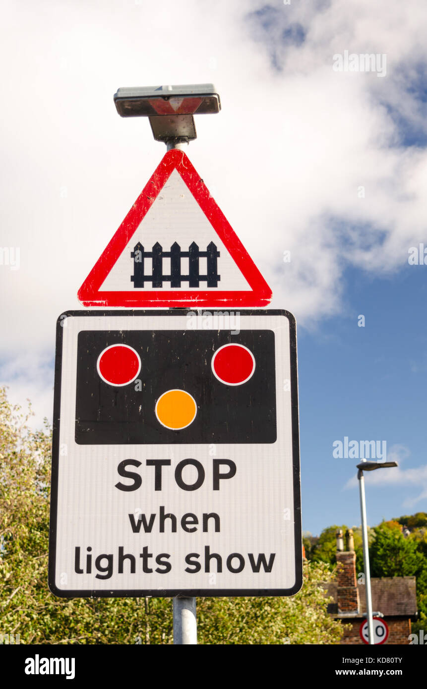 Señal de carretera en el Reino Unido para el Gated paso a nivel con las señales de luz Foto de stock