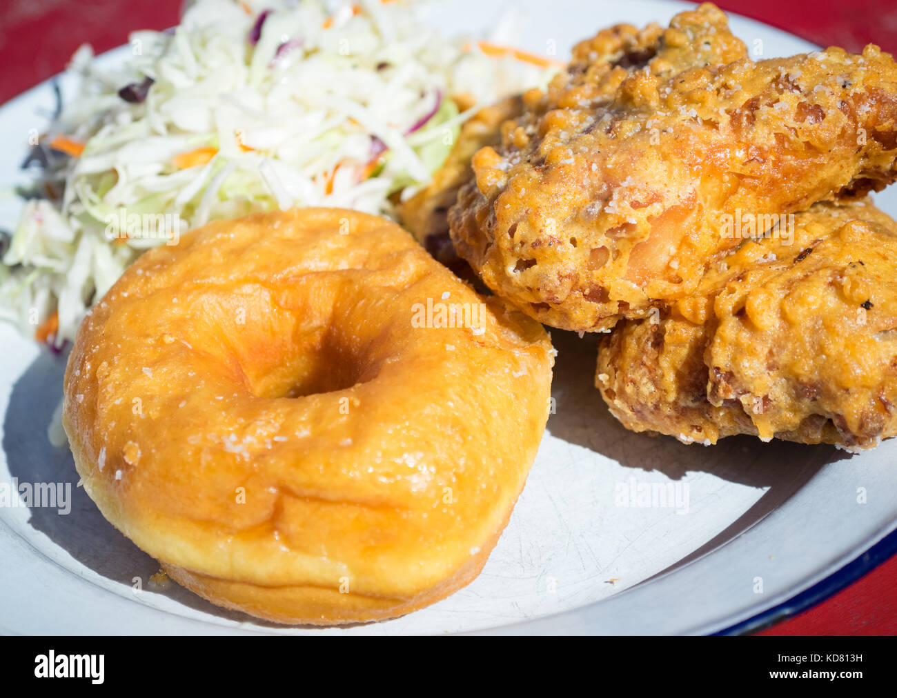 Pollo frito y rosquillas (pollo frito y donut) de tener misericordia, un popular restaurante de comida sureña estadounidense en Edmonton, Alberta, Canadá. Foto de stock