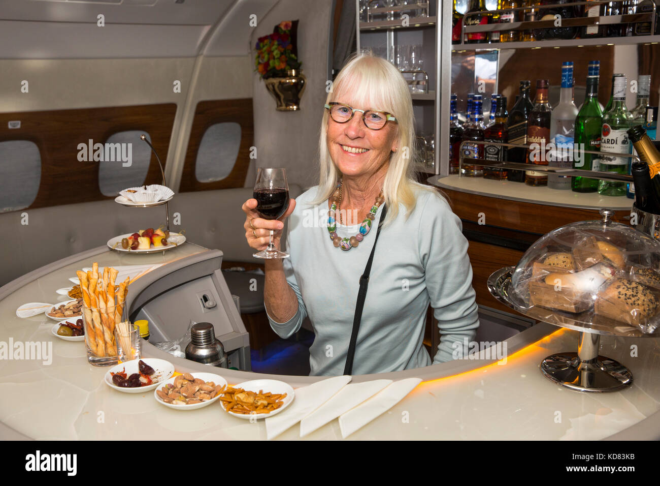 Viajes en avión Airbus A380 de Emirates, turístico con bebida detrás de la barra de cabina de clase Business Foto de stock