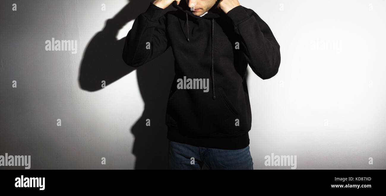 salami desierto federación El chico de la sudadera con capucha negra en blanco, sonriente, de pie, sobre un fondo blanco, maquetas, espacio libre, el logotipo, la plantilla para la impresión, el diseño Fotografía de stock - salami desierto federación El chico de la sudadera con capucha negra en blanco, sonriente, de pie, sobre un fondo blanco, maquetas, espacio libre, el logotipo, la plantilla para la impresión, el diseño Fotografía de stock -