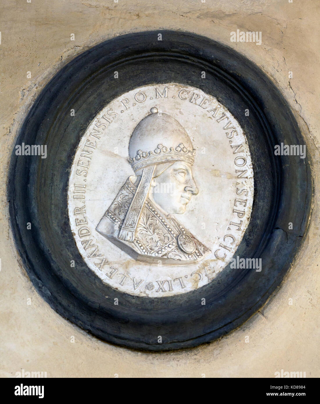 La provincia de Siena, Siena, Toscana, Italia. bajorrelieve medallón de papa Alejandro III (c. 1100/1105-1181) en el Palacio Chigi Saracini. El histórico cen Foto de stock