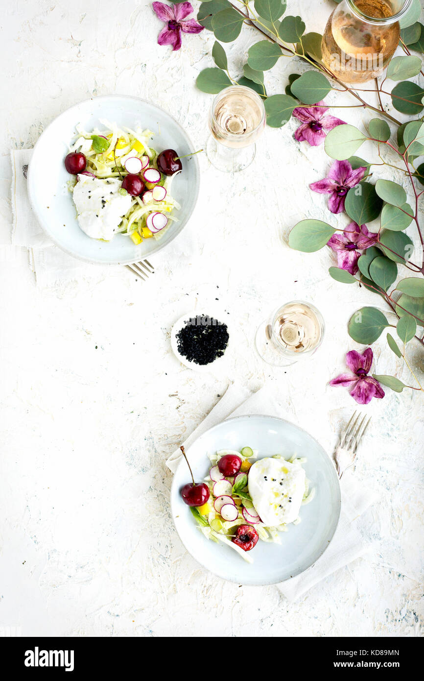 Cherry burócrata ensalada servido con una vinagreta de limón y vino rosado. Fotografiado en un blanco/fondo de yeso blanco. Foto de stock