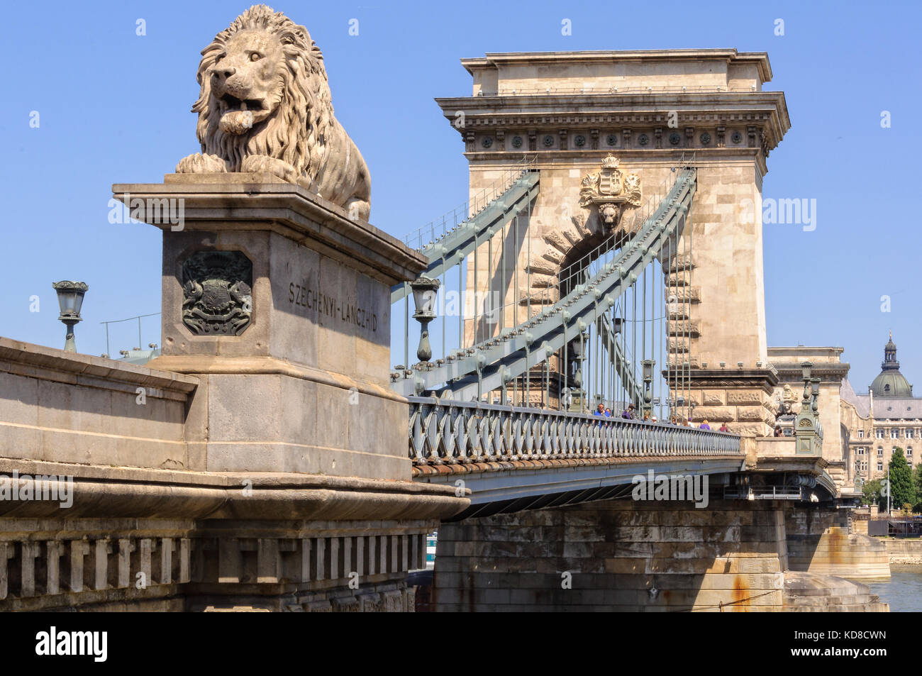 Uno de los cuatro leones guardianes del Puente de la cadena Szechenyi -  Budapest, Hungría Fotografía de stock - Alamy
