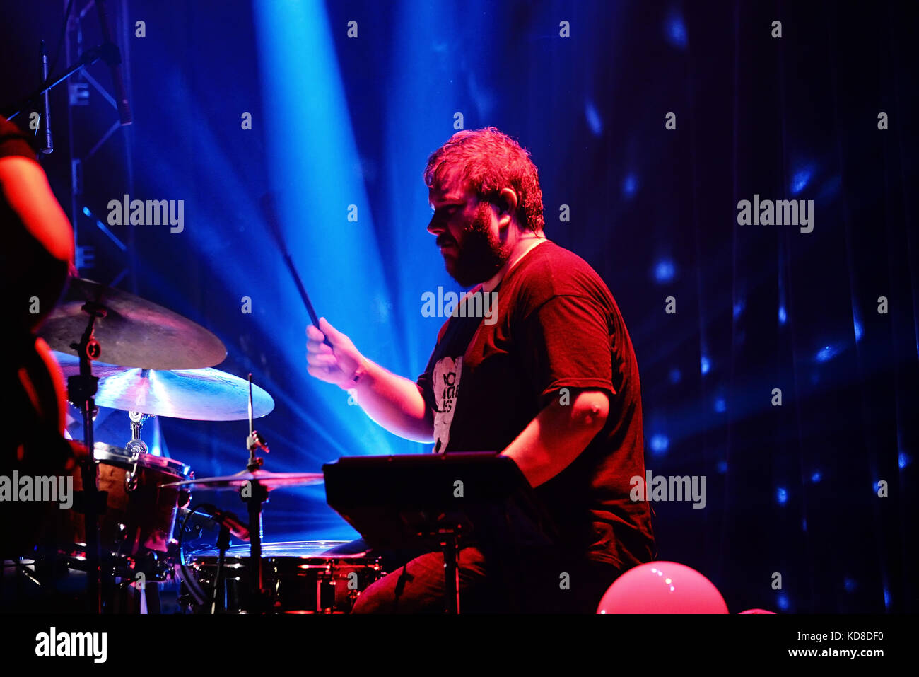 BARCELONA - 27 Abr: Pau Vallve (banda de música folk) realice en concierto en el Apolo el lugar el 27 de abril de 2017 en Barcelona, España. Foto de stock