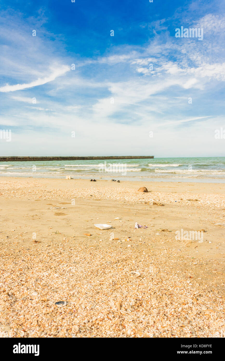 Contaminación en la playa cada día la basura en la playa Foto de stock