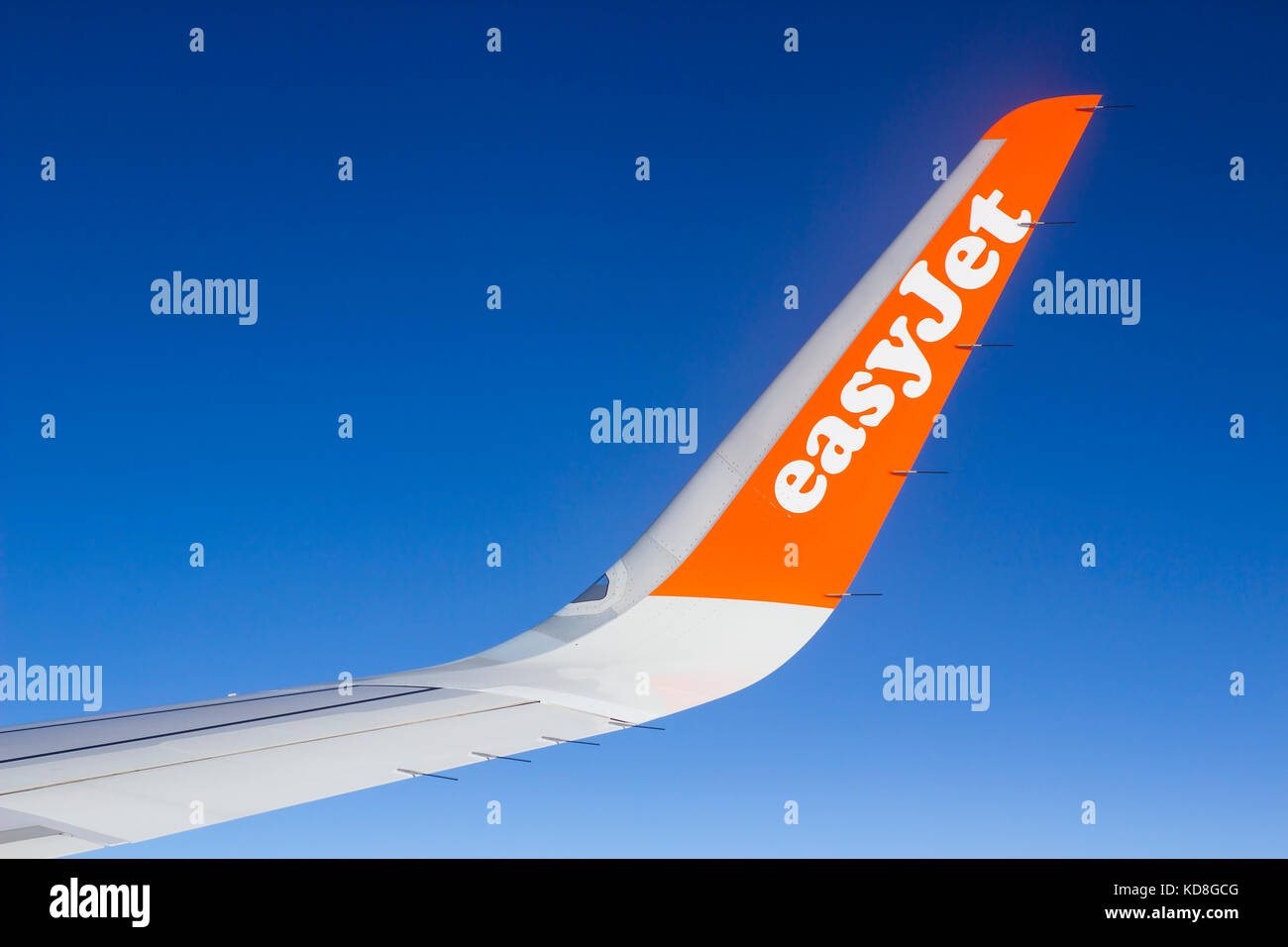 El ala y las alas de un avión de pasajeros comercial Airbus A320 con el logotipo de la empresa durante el vuelo Foto de stock