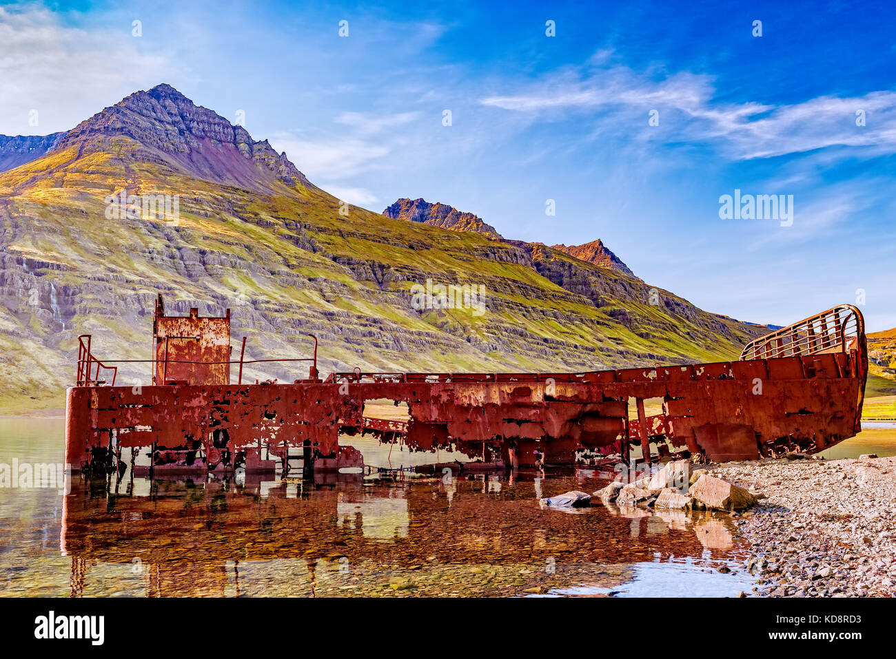 Abandonados de la segunda guerra mundial desembarco tumbado en la playa, en  uno de los fiordos del este de Islandia Fotografía de stock - Alamy