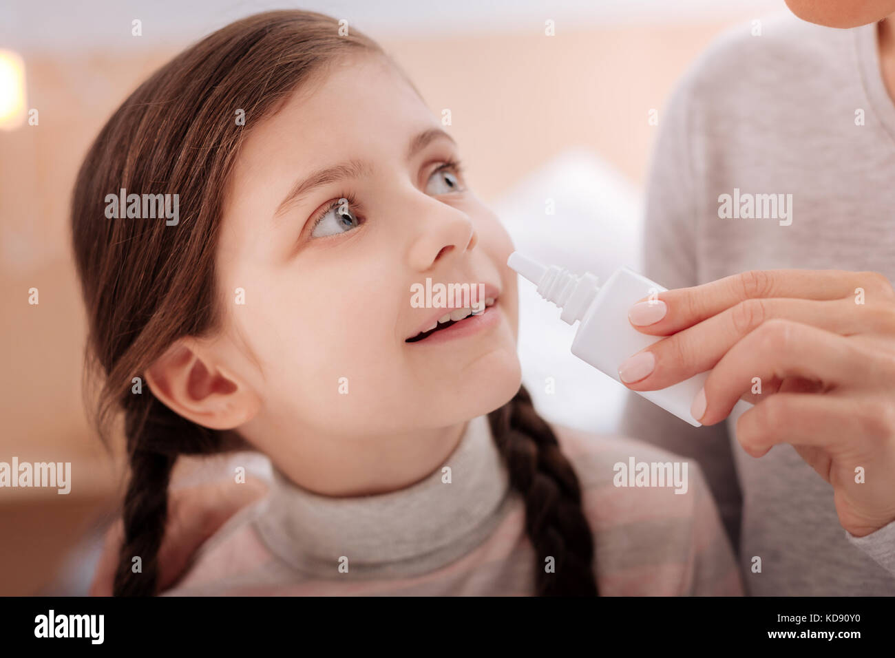Recuperando curioso niño con gotas nasales Foto de stock