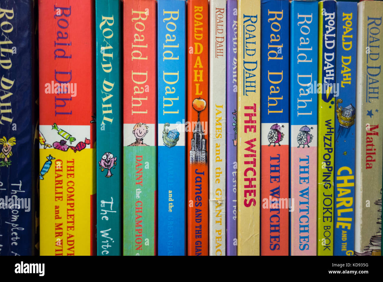 Primer plano de una estantería de coloridas cubiertas y espinas de libros de Roald Dahl Foto de stock
