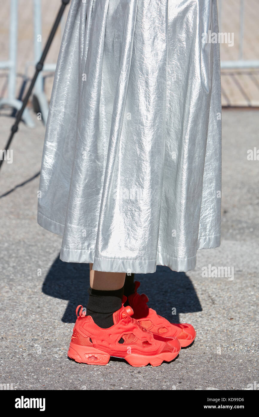 Milán - 20 de septiembre: mujer con plata metálico, falda roja y Reebok  sneakers antes alberto zambelli Fashion Show, la semana de la moda de Milán  street style Fotografía de stock - Alamy