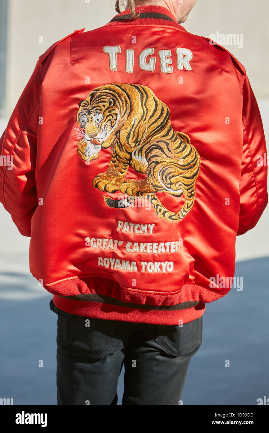 Milán - 20 de septiembre: hombre con chaqueta de bombardero rojo con bordados tigre antes alberto zambelli Fashion Show, la semana de la moda de Milán street style septem Foto de stock
