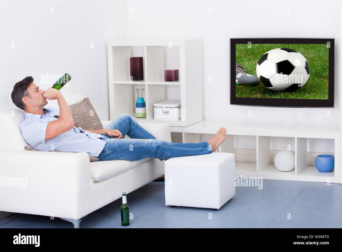 Retrato de un hombre maduro, viendo el juego de fútbol en la televisión Foto de stock