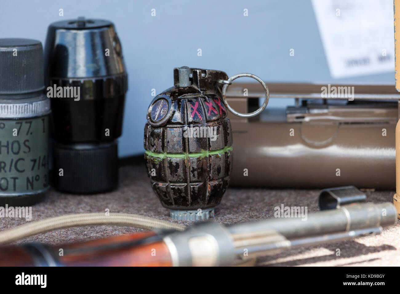 WW2 granadas de mano y otras armas, con una granada de mano británica (Mills Bomb) Centro Pic, Reino Unido. Foto de stock