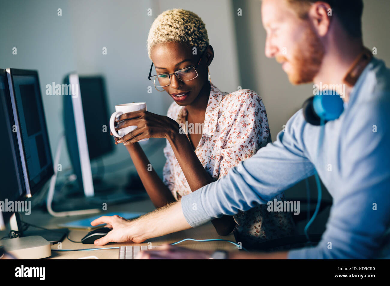 Los ingenieros de software que trabajan en el proyecto y la programación en la empresa Foto de stock