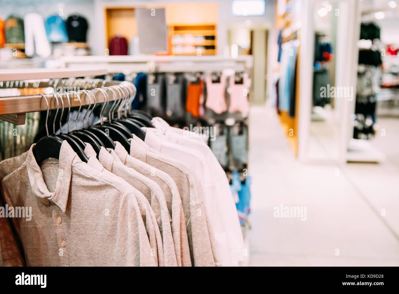 Muchos de un solo color, camisa de polo en el colgador en la tienda del centro comercial. Foto de stock
