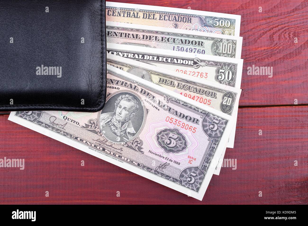 Dinero ecuatoriano en el monedero negro Fotografía de stock - Alamy