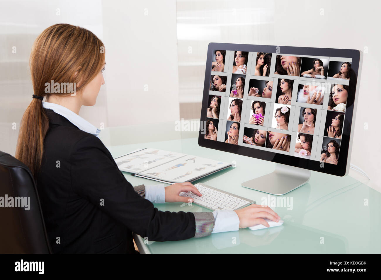 Mujer trabajando en el diseñador de ordenador en la oficina. Foto de stock