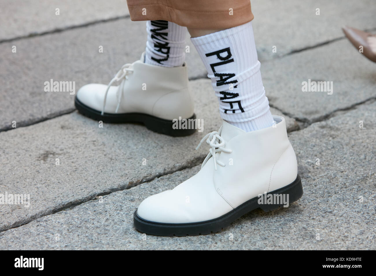 Milán - 21 de septiembre: mujer con zapatos blancos con suela negra y  calcetines largos antes de Max Mara Fashion Show, la semana de la moda de  Milán street style en septiembre