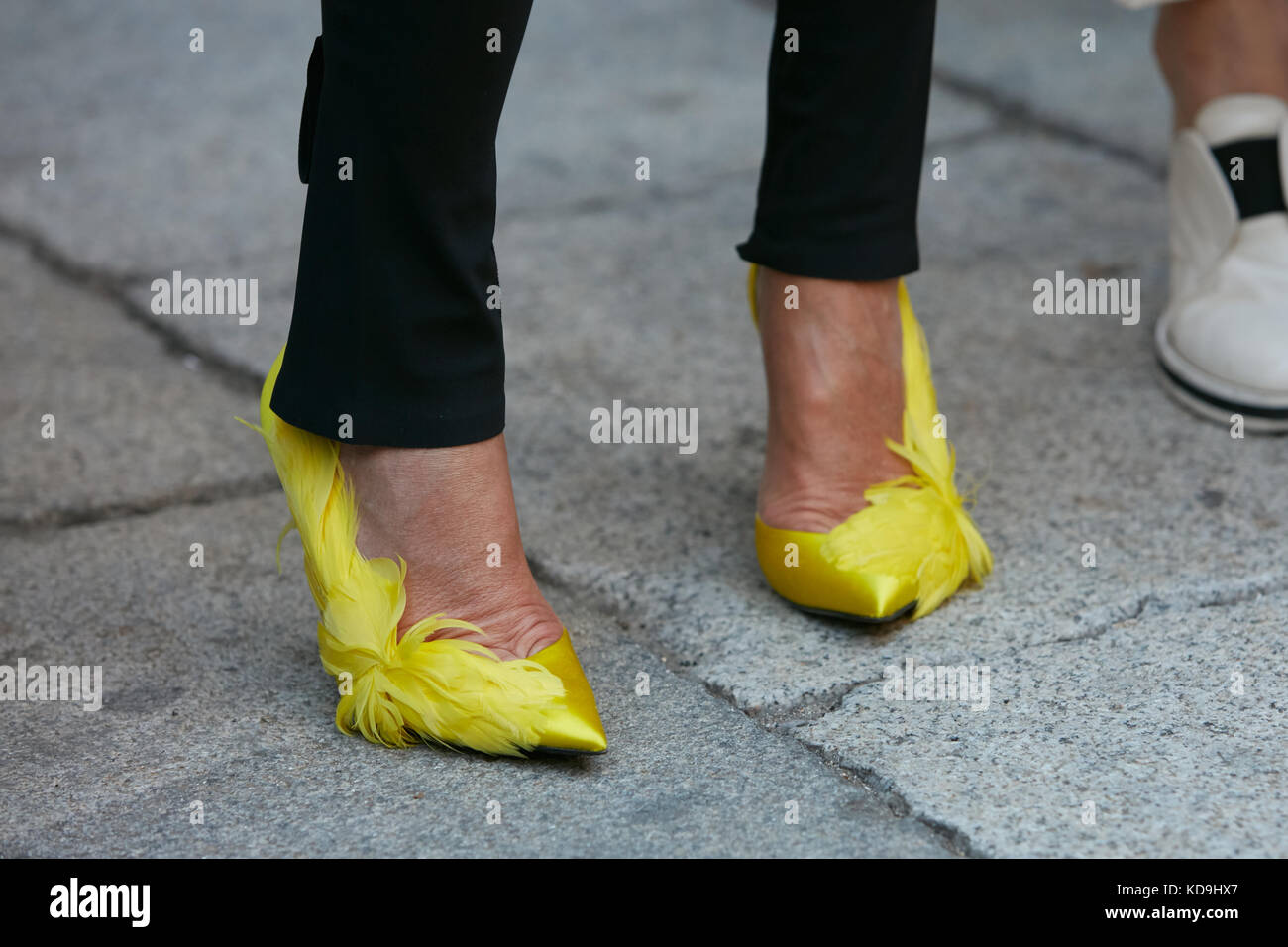 Milán - 21 de septiembre: mujer con zapatos amarillos con decoración de  plumas antes de Max Mara