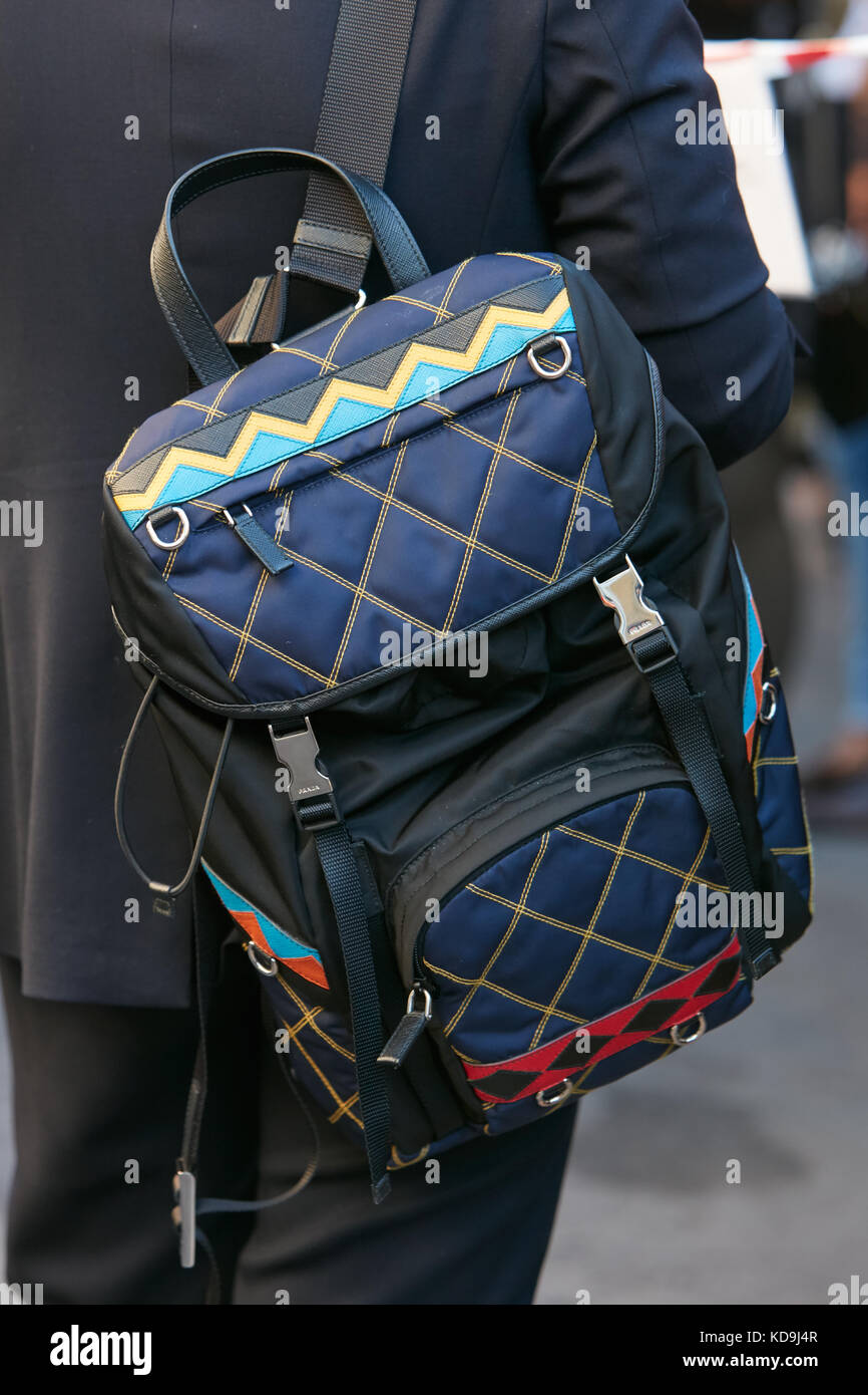 Milán - 21 de septiembre: hombre con mochila de Prada en negro, azul, y antes de prada Fashion Show, la semana de la moda de Milán street style en sept