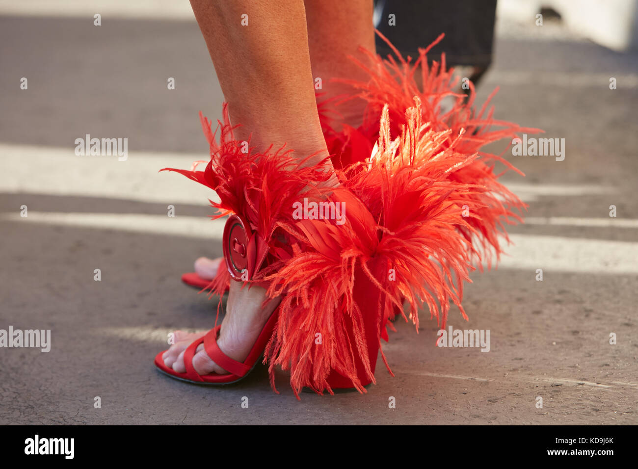 MILÁN - 21 DE SEPTIEMBRE: Mujer con zapatos Prada rojos con plumas antes de  Prada desfile de moda, Milan Fashion Week estilo calle el 21 de septiembre  de 2017 en Mil Fotografía de stock - Alamy