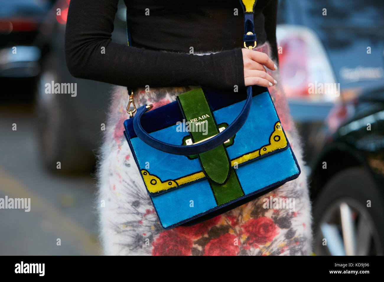 Milán - 21 de septiembre: mujer con prada bolsa de terciopelo en verde,  azul y amarillo, los