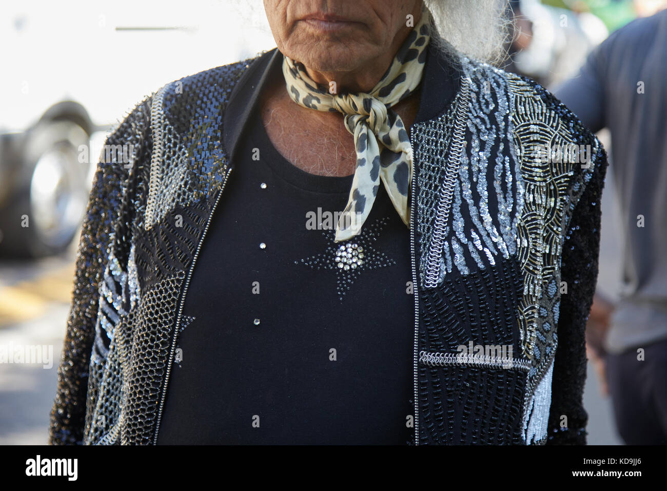 Milán - 21 de septiembre: hombre con Chaqueta negra con plata sequin  decoraciones antes de Fendi Fashion Show, la semana de la moda de Milán  street style el 21 de septiembre de