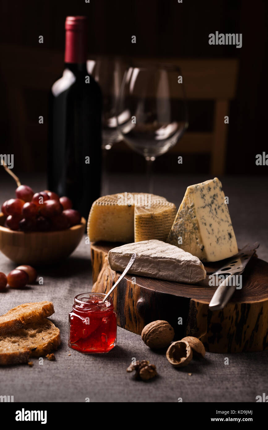 Tabla de quesos, vinos y frutas Foto de stock