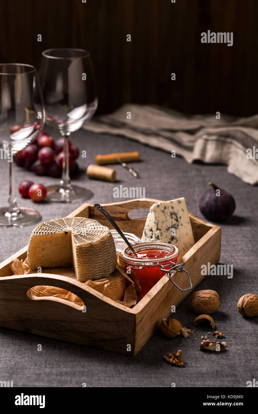 Tabla de quesos, nueces y frutas Foto de stock